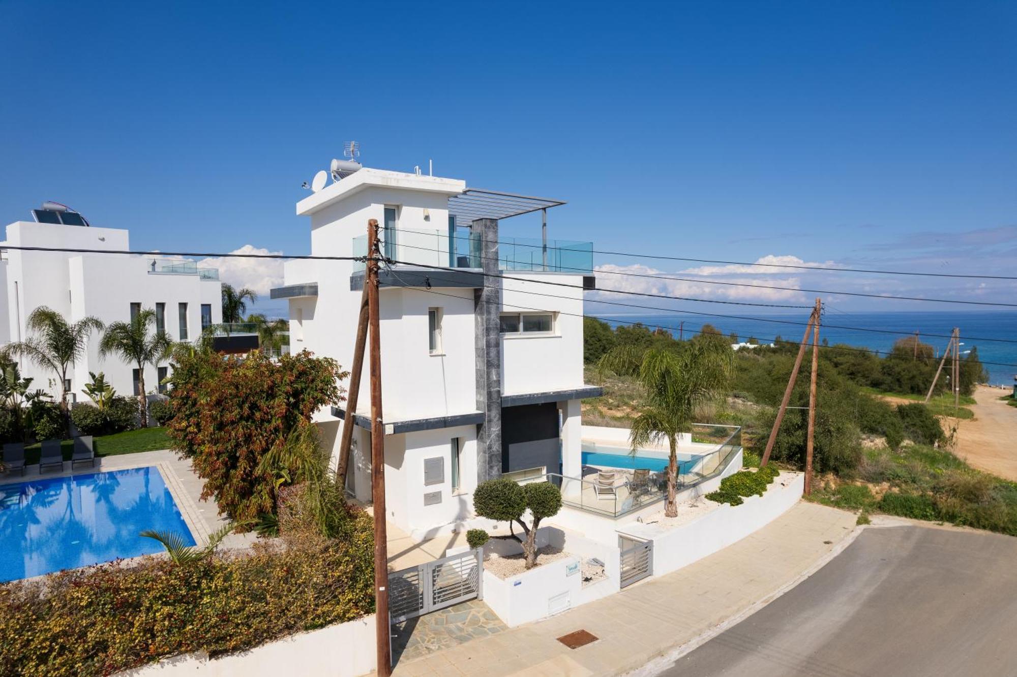 Seaside Luxury Villa Паралимни Екстериор снимка
