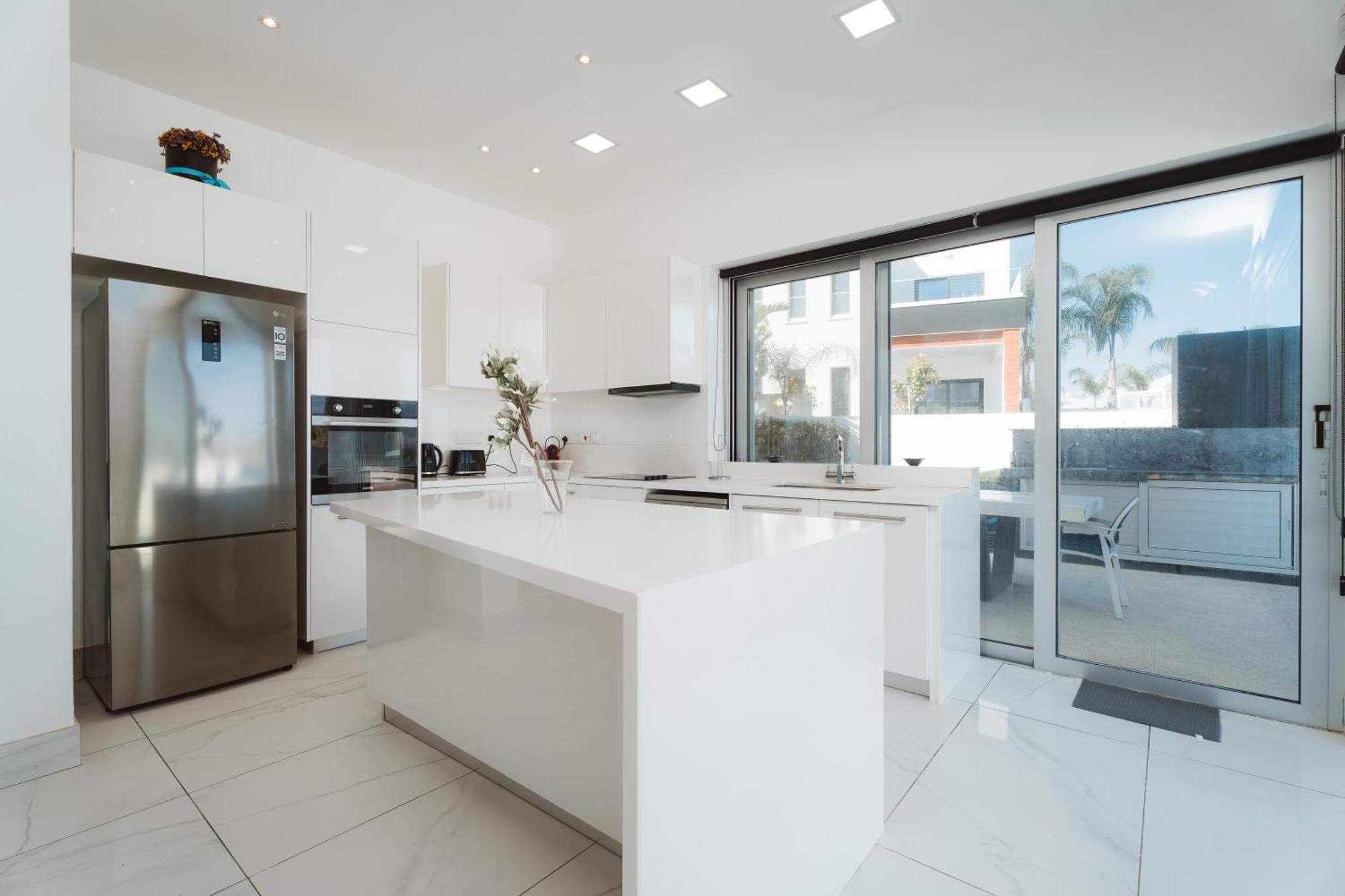 Seaside Luxury Villa Паралимни Екстериор снимка