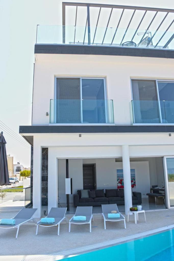 Seaside Luxury Villa Паралимни Екстериор снимка