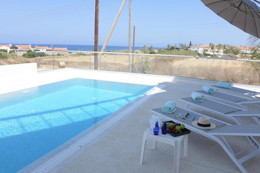 Seaside Luxury Villa Паралимни Екстериор снимка